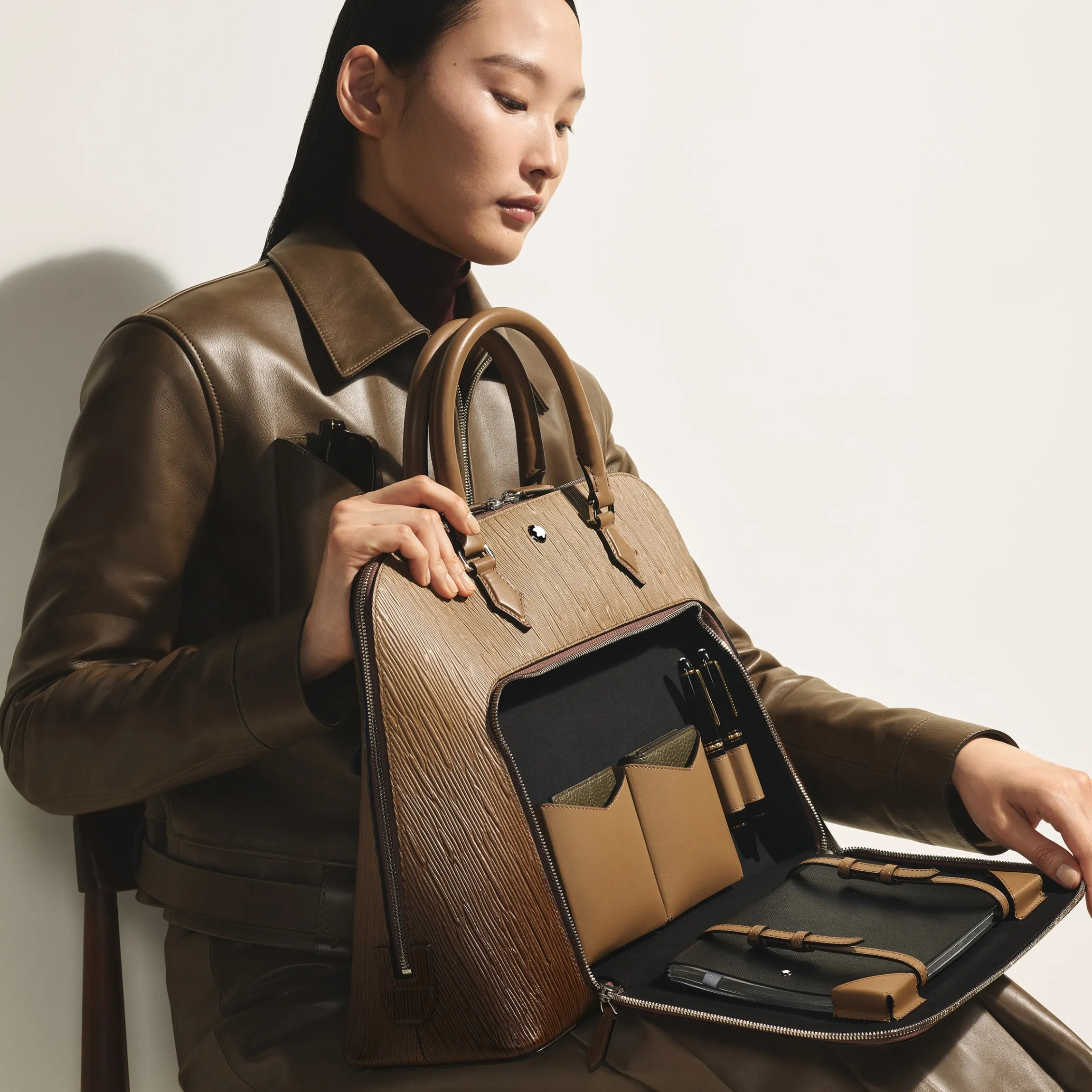 The writing traveler handbag